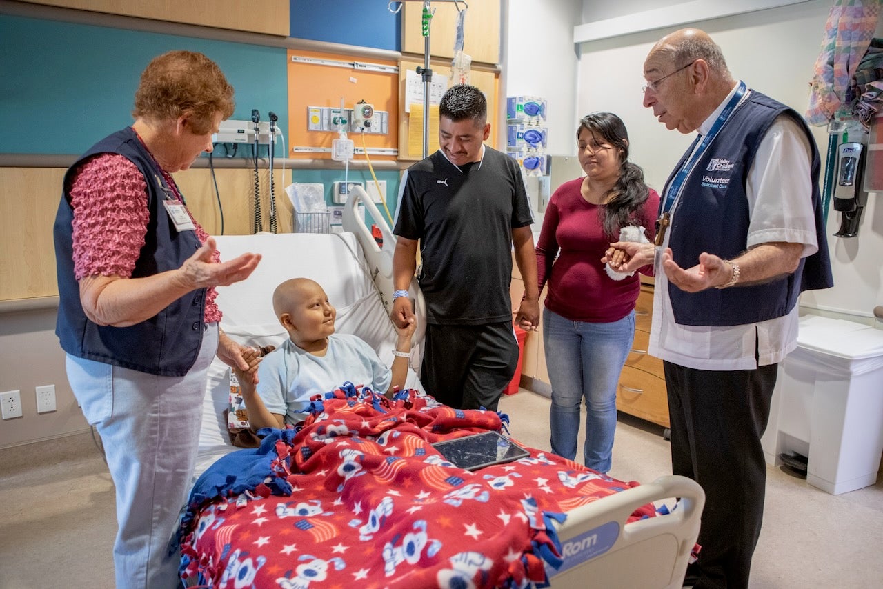 a family prays with a chaplain