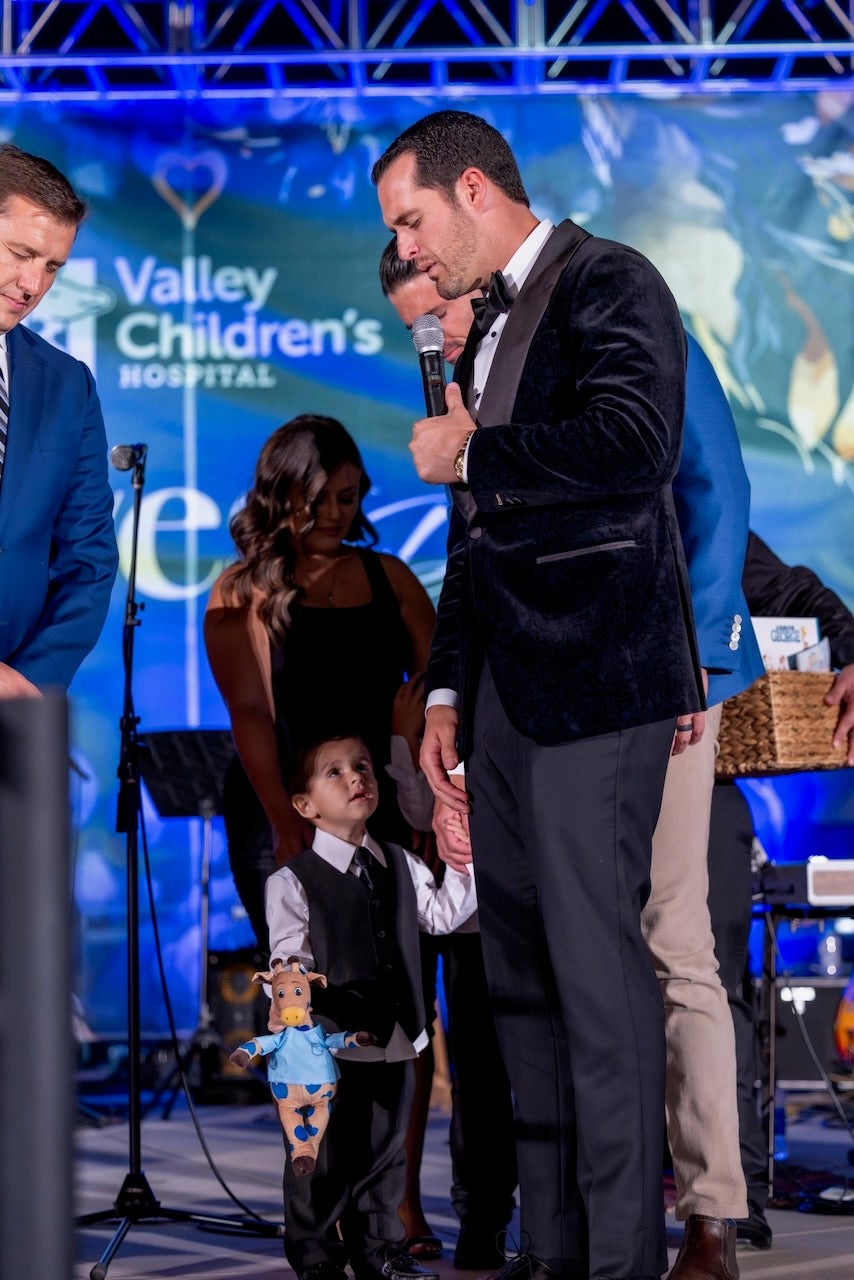 derek carr speaking into a microphone